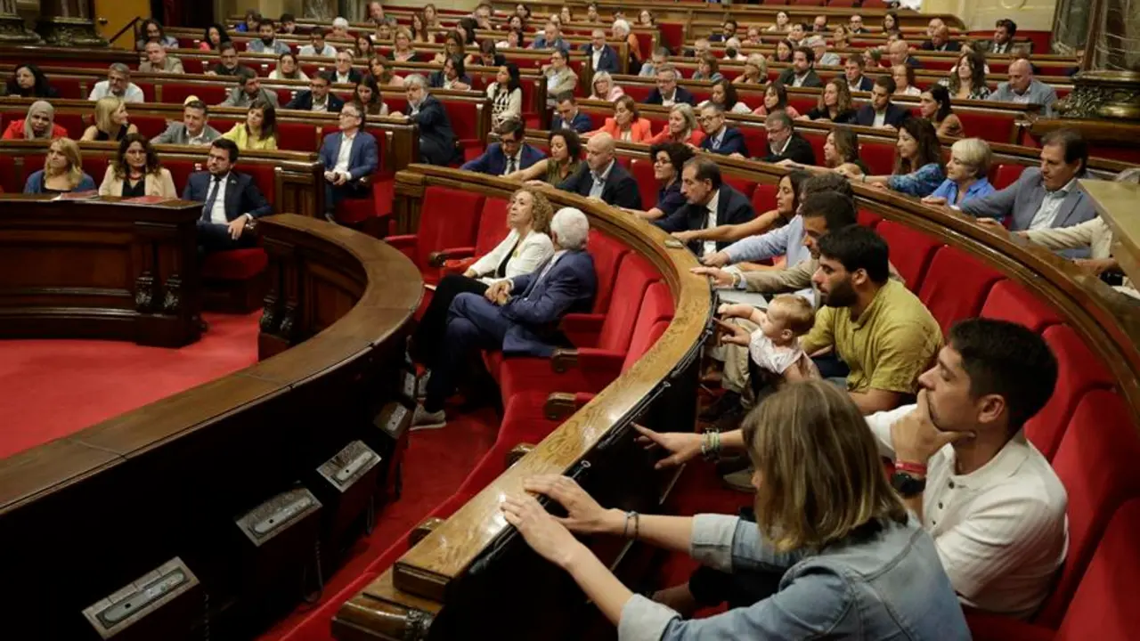 Los diputados del Parlamento de Catalu&ntilde;a votan las propuestas de JxCat y ERC para interponer un recurso de inconstitucionalidad contra la ley estatal de vivienda. EFE 7 Quique Garc&iacute;a