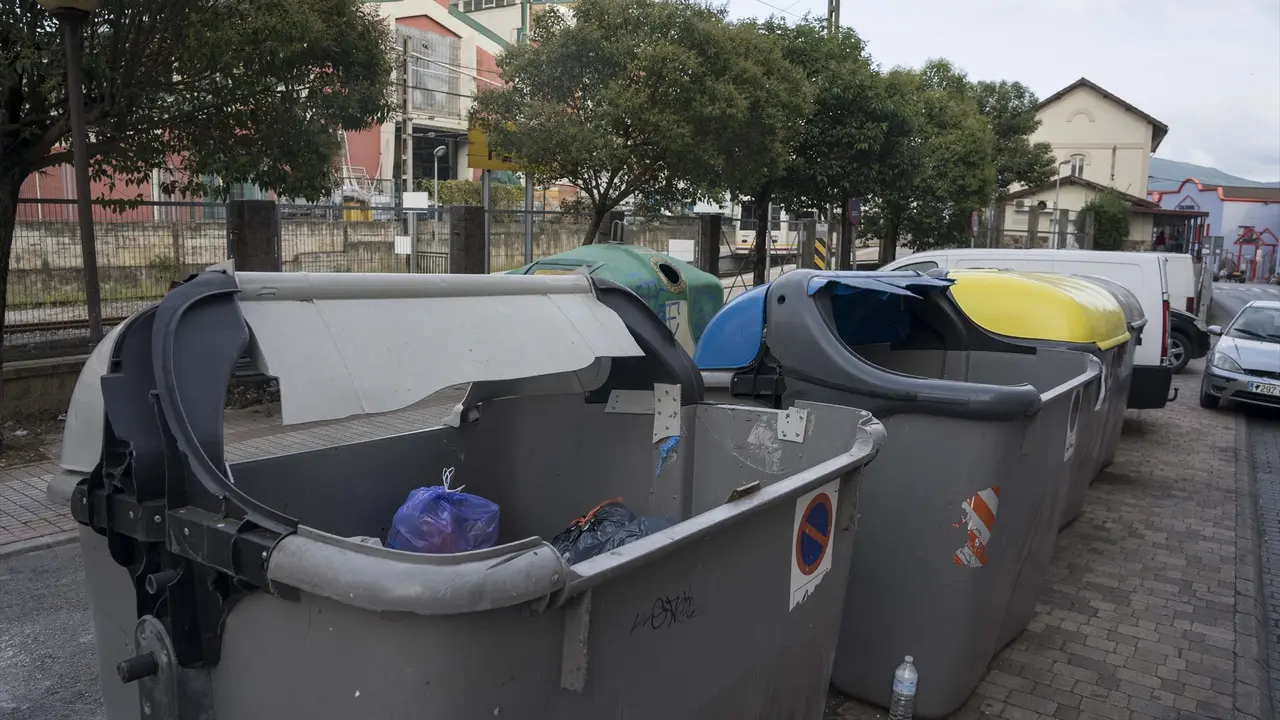 Contenedores de basura en Malia&ntilde;o. / Alerta