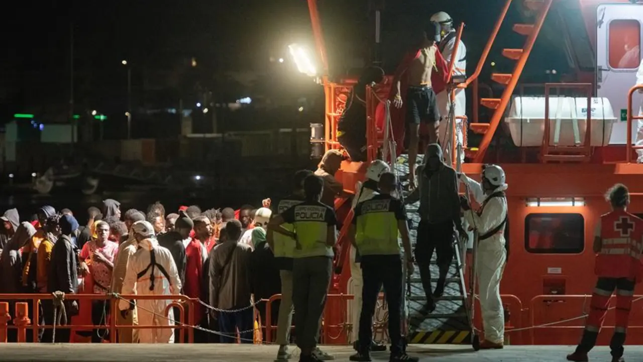 Oficiales ayudan a un grupo de migrantes rescatado, en Puerto del Rosario (Espa&ntilde;a). EFE/ Carlos De Sa&aacute;