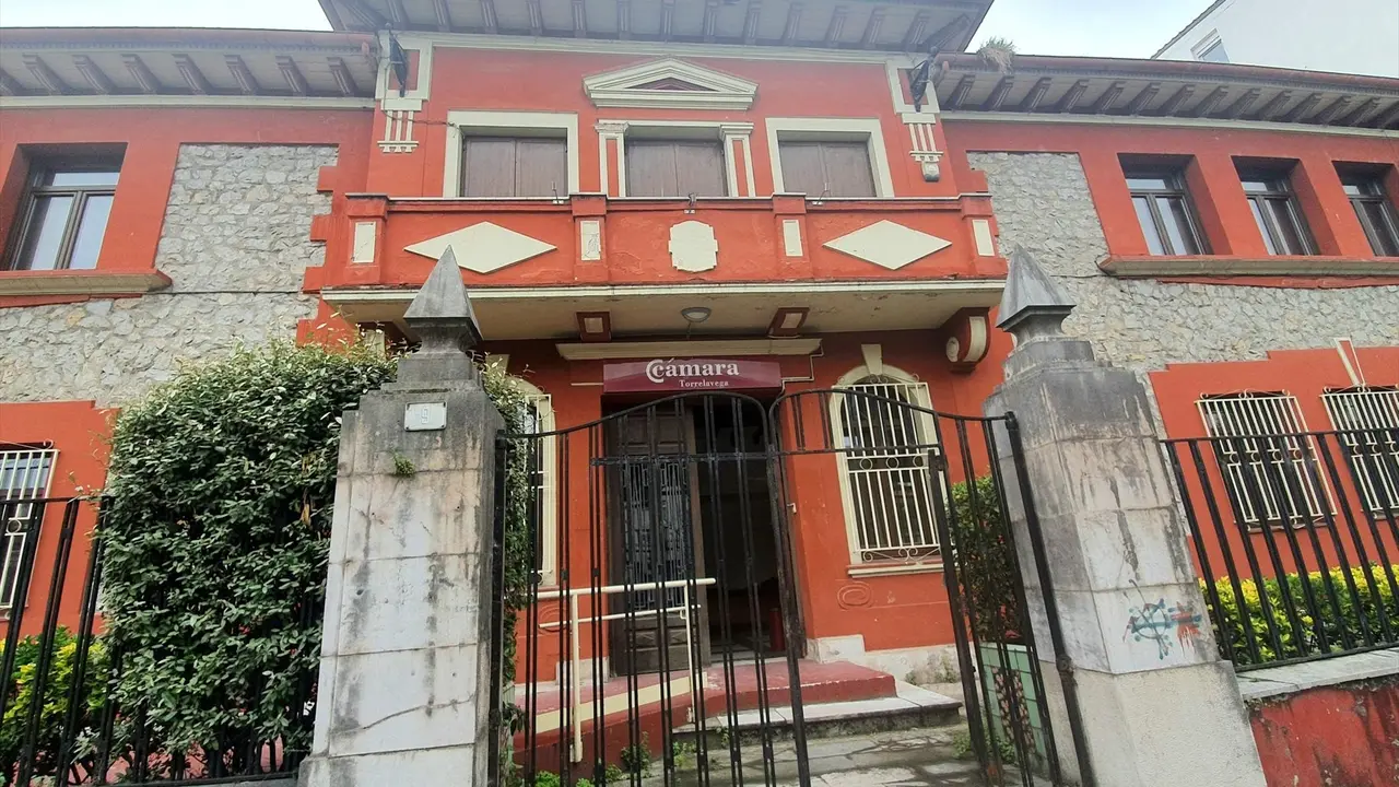 Edificio municipal de La Llama, antigua sede de la C&aacute;mara de Comercio. / Alerta