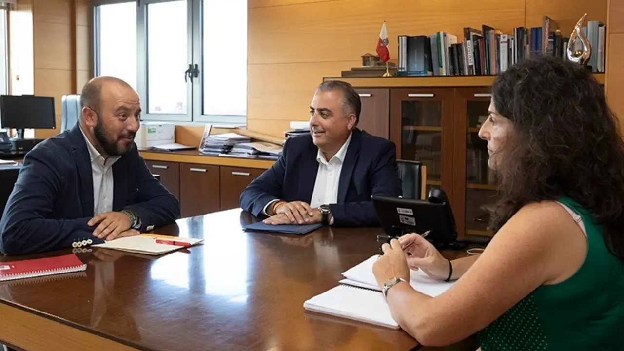 El consejero de Fomento, Roberto Media, se re&uacute;ne con los representantes de la Asociaci&oacute;n de Constructores y Promotores de Cantabria. / Alerta