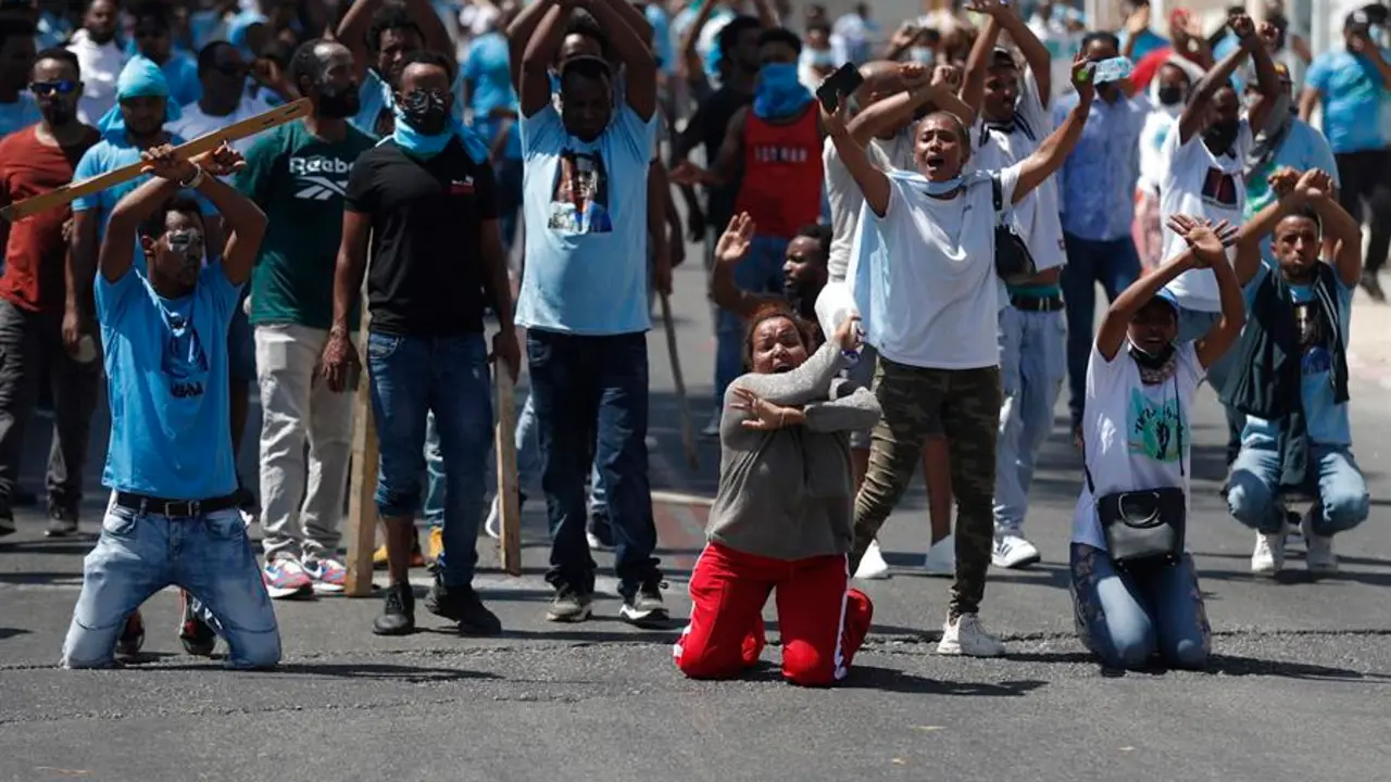 Emigrantes y solicitantes de asilo procedentes de Eritrea protestan en Tel Aviv en una manifestaci&oacute;n durante la que se registraron choques con la Polic&iacute;a israel&iacute;. EFE / Atef Safadi