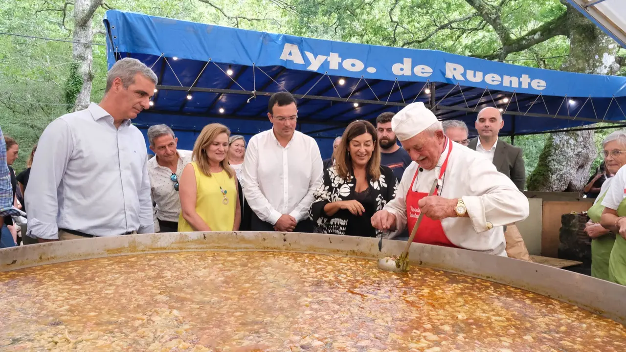 Las autoridades junto al cocinero. / A. Del Saja