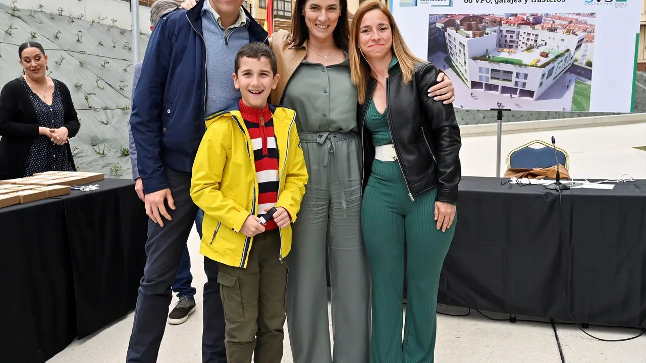 Imagen de archivo de la alcaldesa, Gema Igual, entregando las llaves de una VPO a una familia. EP