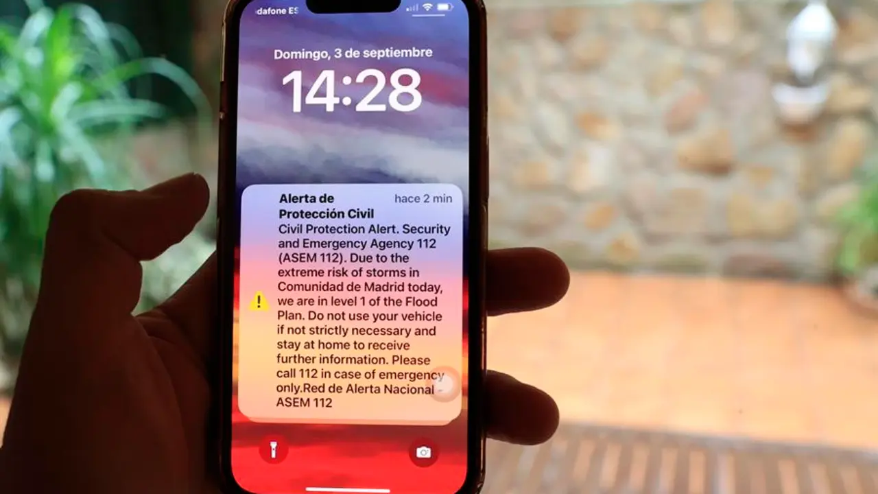 Sobre las 14:30 de esta tarde cientos de miles de dispotivos m&oacute;viles han comenzado a emitir un sonido de alarma y a mostrar este mensaje enviado por Protecci&oacute;n Civil. EFE / Zipi Arag&oacute;n