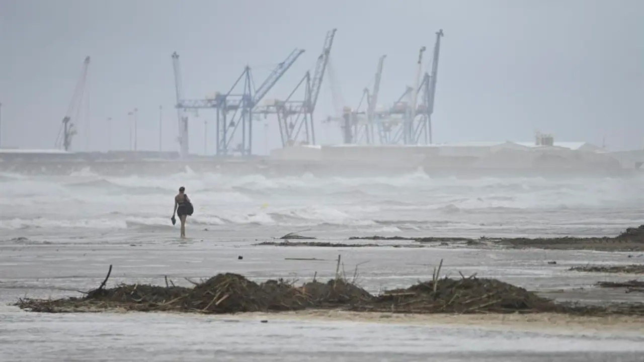 Una mujer pasea por la playa Gurug&uacute; en Castell&oacute;n, este domingo. EFE / Andreu Esteban