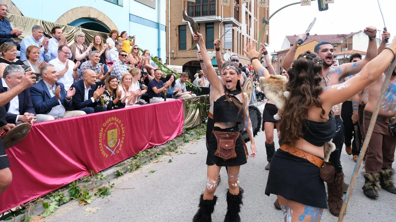 Las autoridades disfrutando del desfile. / ALERTA