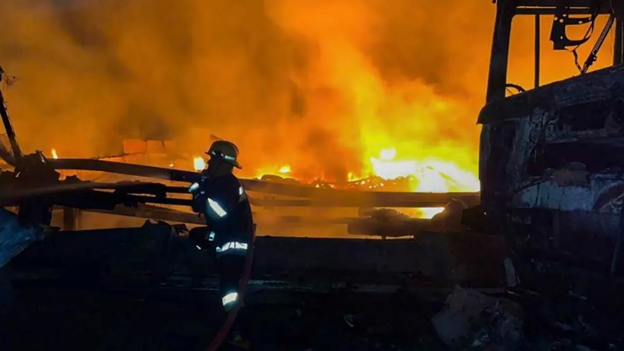 Un rescatista viendo los da&ntilde;os en el puerto de Odesa. / Emergency Service of Ukraine