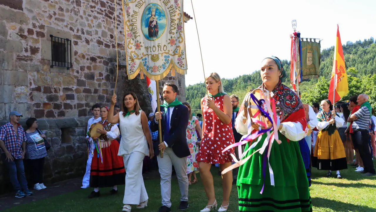 La presidenta de Cantabria, Mar&iacute;a Jos&eacute; S&aacute;enz de Buruaga (i), asiste a la Misa y Preg&oacute;n de las fiestas de la Virgen de Valencia en Pi&eacute;lagos junto con el alcalde de Pi&eacute;lagos, Carlos Caram&eacute;s (2i). / Celia Ag&uuml;ero