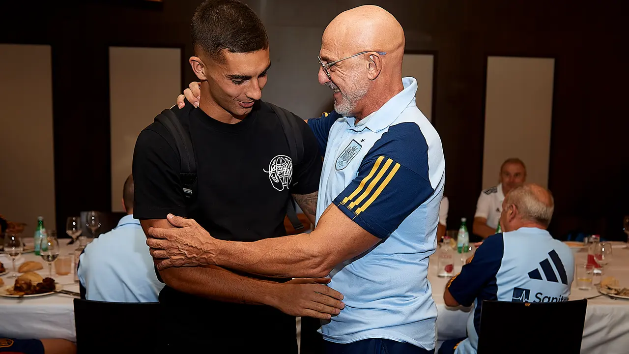 El internacional Ferran Torres saluda al entrenador de la Selecci&oacute;n Espa&ntilde;ola, Luis de la Fuente. / ALERTA