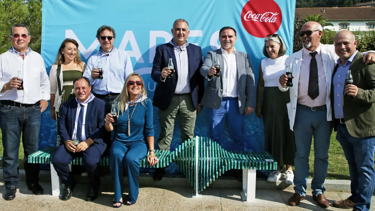 Presentaci&oacute;n del banco fabricado con basura marina que se ha colocado en Santo&ntilde;a, dentro del proyecto 'Mares Circulares', impulsado por Coca-Cola. / NACHO ROMERO