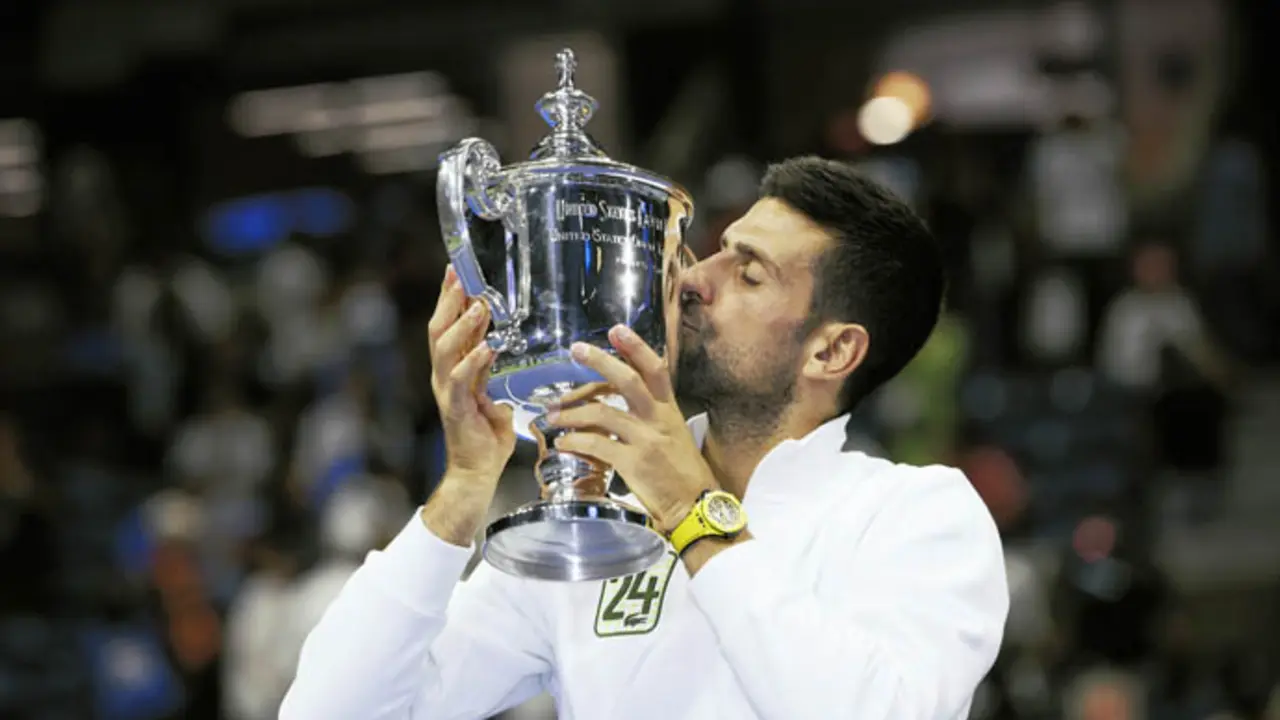 El tenista serbio Novak Djokovic besa su trofeo. / efe