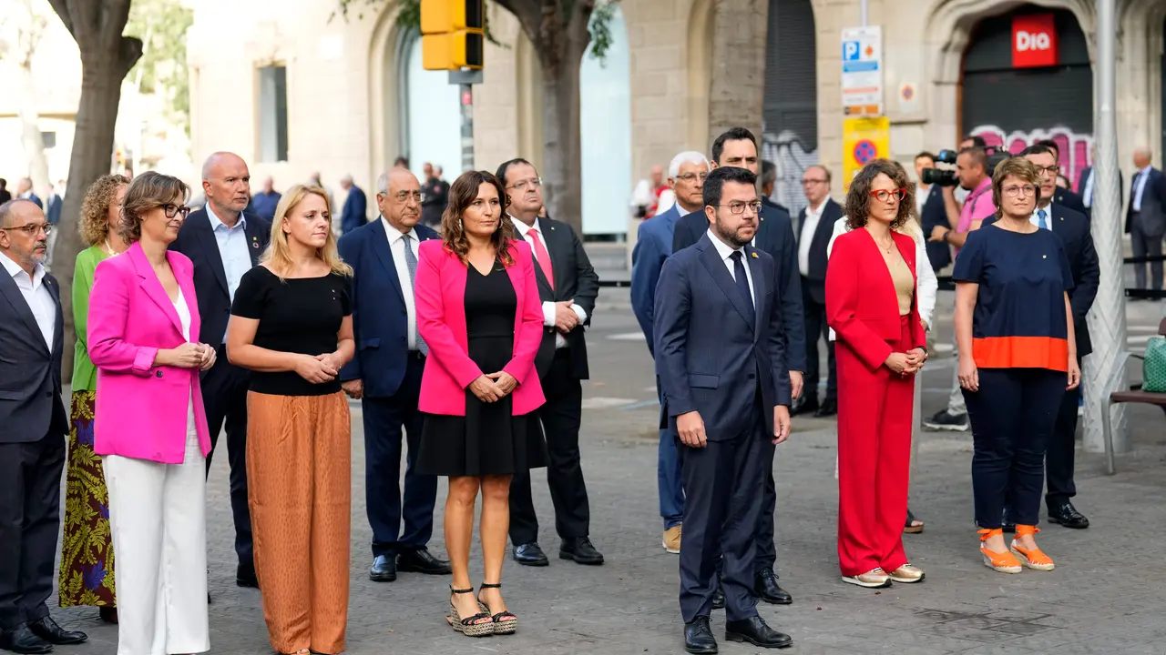 Pere Aragon&egrave;s, junto a los miembros de su gobierno, durante la ofrenda floral en la Diada del 11S. / Alejandro Garc&iacute;a