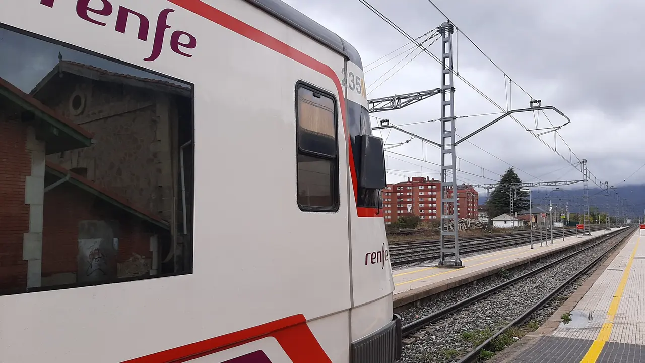 Tren de Renfe en la estaci&oacute;n de Reinosa. / ALERTA