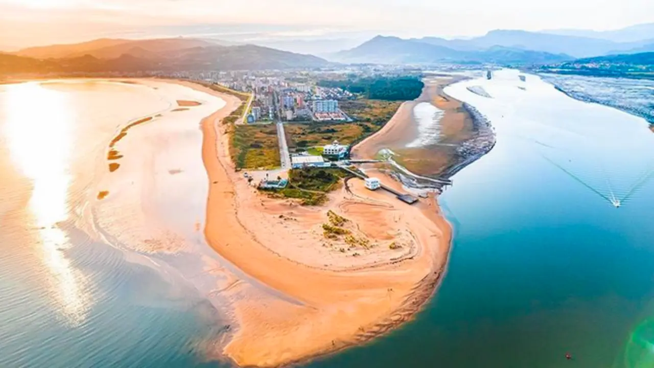 Vista de la playa del Puntal de Laredo. / ALERTA