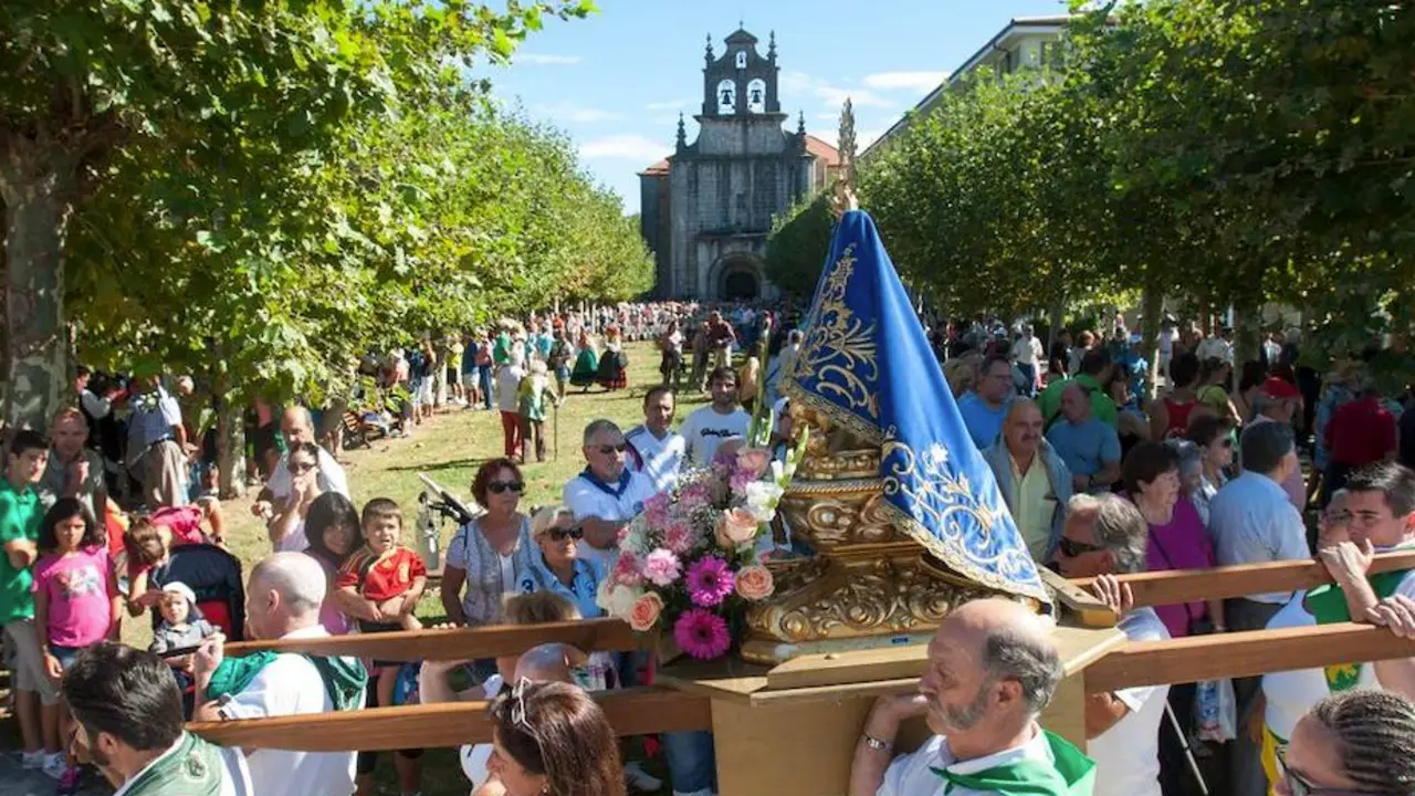 Un momento de la procesi&oacute;n de la Bien Aparecida, en torno al Santuario de Hoz de Marr&oacute;n. / ALERTA