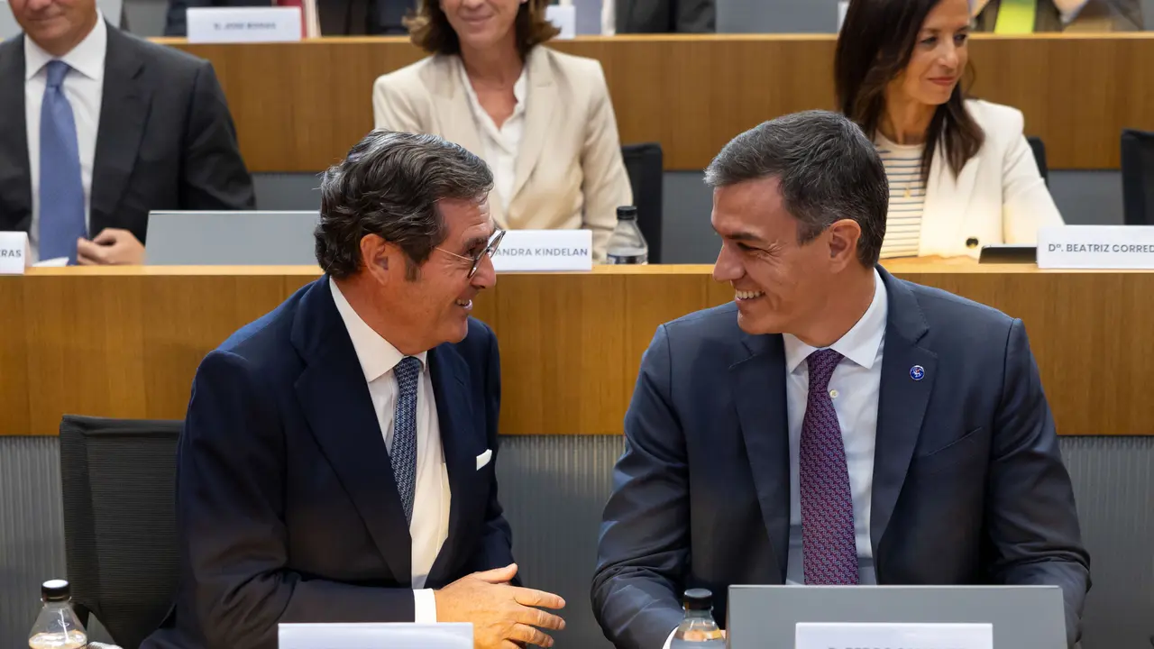 El presidente del Gobierno en funciones, Pedro S&aacute;nchez (d), junto al de la patronal CEOE, Antonio Garamendi, antes de presentar la propuesta estrat&eacute;gica de la Presidencia espa&ntilde;ola de la UE, en Madrid./ Daniel Gonz&aacute;lez