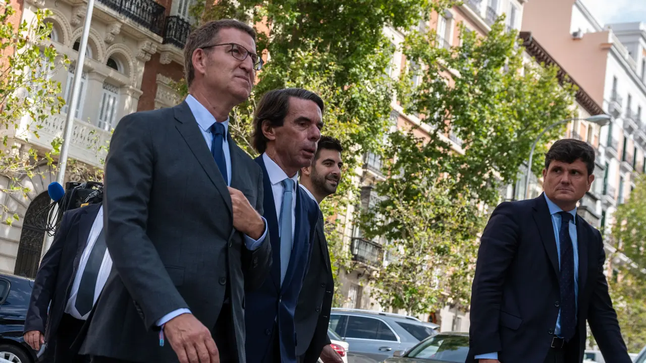 El candidato del PP a la investidura, Alberto N&uacute;&ntilde;ez Feij&oacute;o (i), y el expresidente del Gobierno Jos&eacute; Mar&iacute;a Aznar (c) coincidieron este viernes en un acto de la fundaci&oacute;n FAES, en medio de las cr&iacute;ticas por el acto convocado en Madrid por el PP en contra de la posible amnist&iacute;a para los l&iacute;deres independentistas. EFE/ Fernando Villar