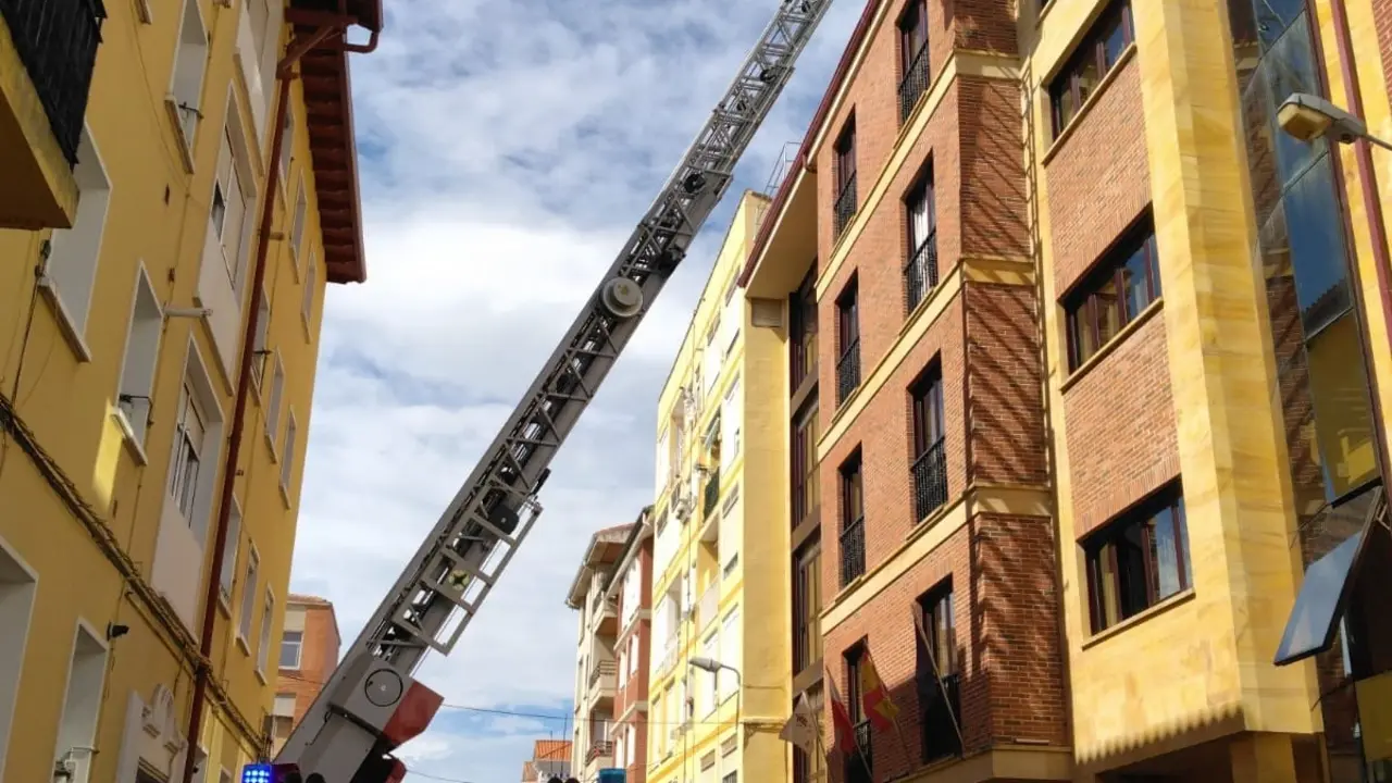 Bomberos intervinen en la fachada de un edificio en Santo&ntilde;a. / ALERTA
