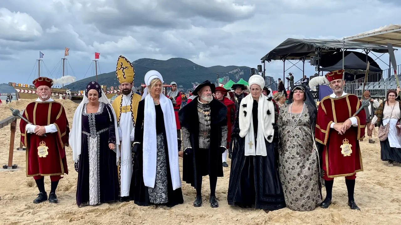 El emperador Carlos V recibe a sus hermanas, Leonor de Francia y Mar&iacute;a de Hungr&iacute;a, en El Palenque de la playa Salv&eacute; de Laredo, el a&ntilde;o pasado