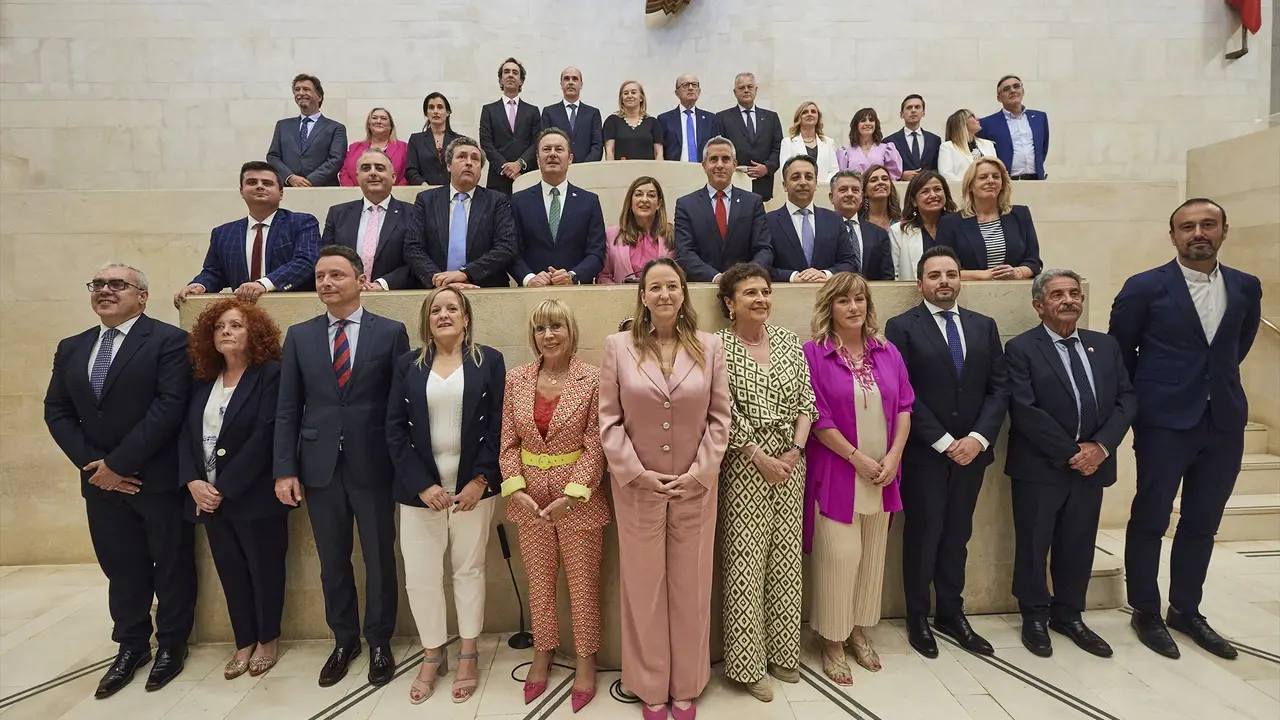 Foto de familia de los asistentes al pleno de constituci&oacute;n del Parlamento de Cantabria. EP / C. Ortiz. / Archivo