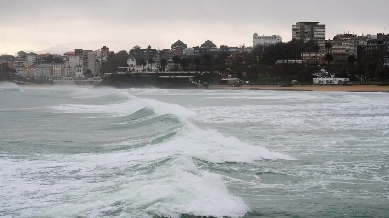 Vista del oleaje en Santander. EP