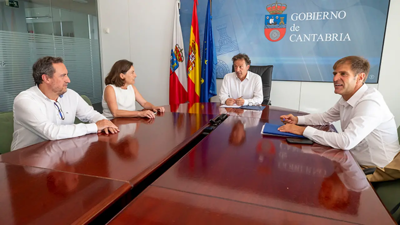El consejero Pablo Palencia, reunido con representantes de Consesa. EP