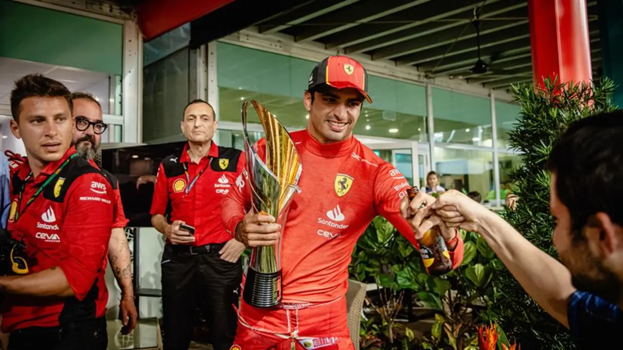 Carlos Sainz celebra su victoria con el equipo de la escuder&iacute;a Ferrari. EFE / Tom White