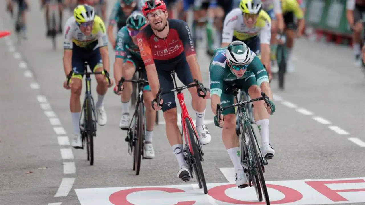 El ciclista australiano Kaden Groves (d) cruza la meta en primera posici&oacute;n imponi&eacute;ndose en el esprint al italiano Filippo Ganna (2d) en la &uacute;ltima etapa de La Vuelta Ciclista a Espa&ntilde;a que ha recorrido este domingo las calles de Madrid. EFE / Manu Bruque.