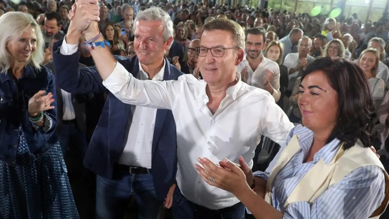 -El presidente del PP, Alberto N&uacute;&ntilde;ez Feijoo (d) y el presidente del PP de Galicia, Alfonso Rueda (i) en el acto Por la igualdad de los espa&ntilde;oles. EFE / Xo&aacute;n Rey