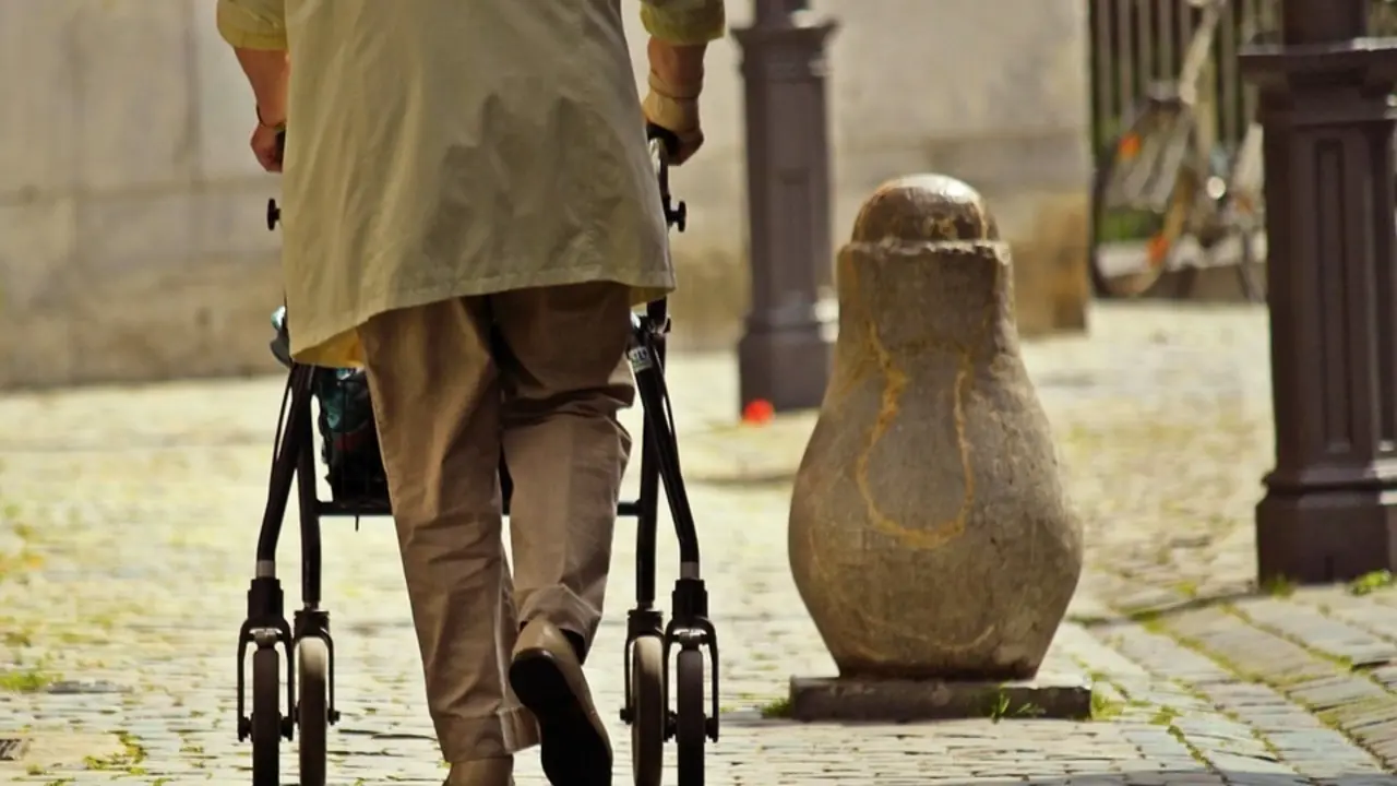 Un anciano caminando. EP