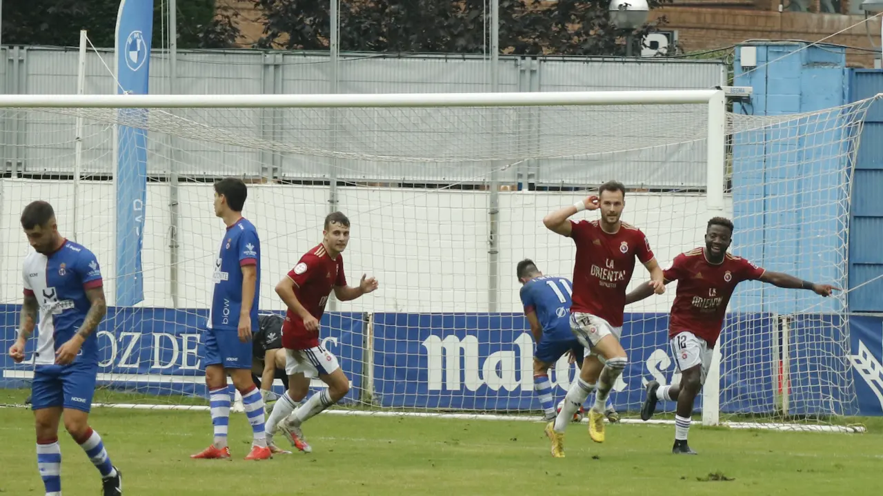 Los jugadores de la Gimn&aacute;stica durante el partido contra el Avil&eacute;s.