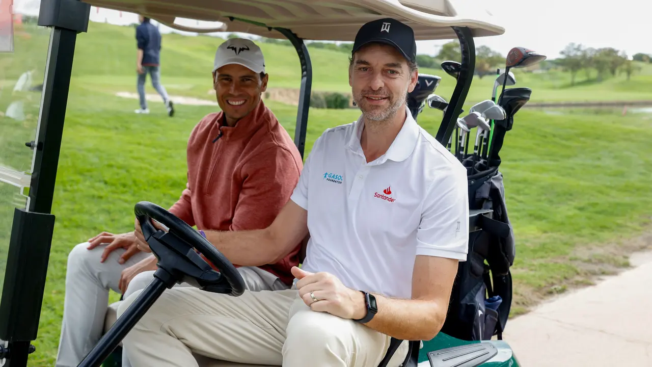 au Gasol (d) y Rafa Nadal participan en el Torneo de Golf solidario. / Juan Carlos Hidalgo