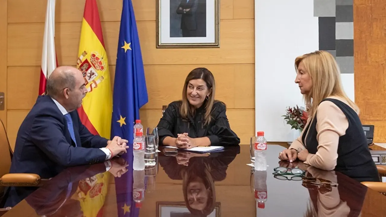 La presidenta de Cantabria, Mar&iacute;a Jos&eacute; S&aacute;enz de Buruaga, se re&uacute;ne con Lorenzo Amor, presidente de ATA. / Alerta