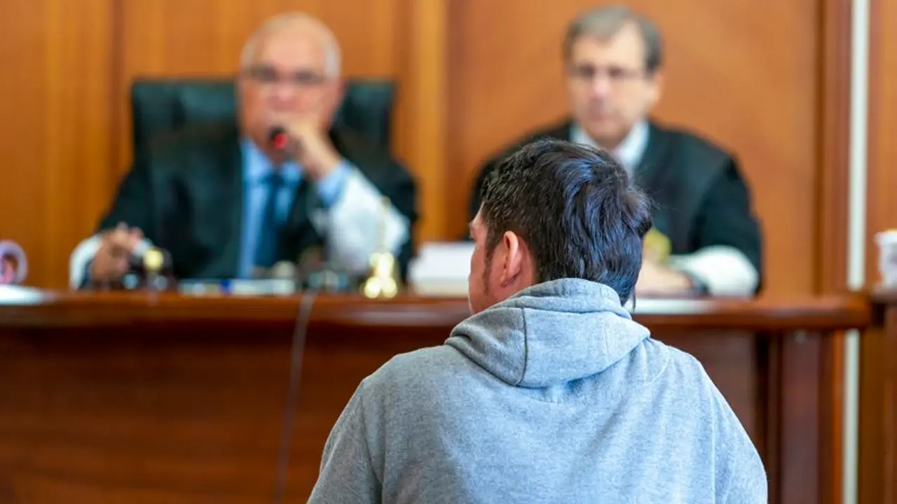 La Audiencia de Cantabria juzga a un hombre acusado de violar a una de sus hermanas, y de abusar de otra hermana y una amiga de &eacute;sta entre 2016 y 2021. EFE / Rom&aacute;n G. Aguilera