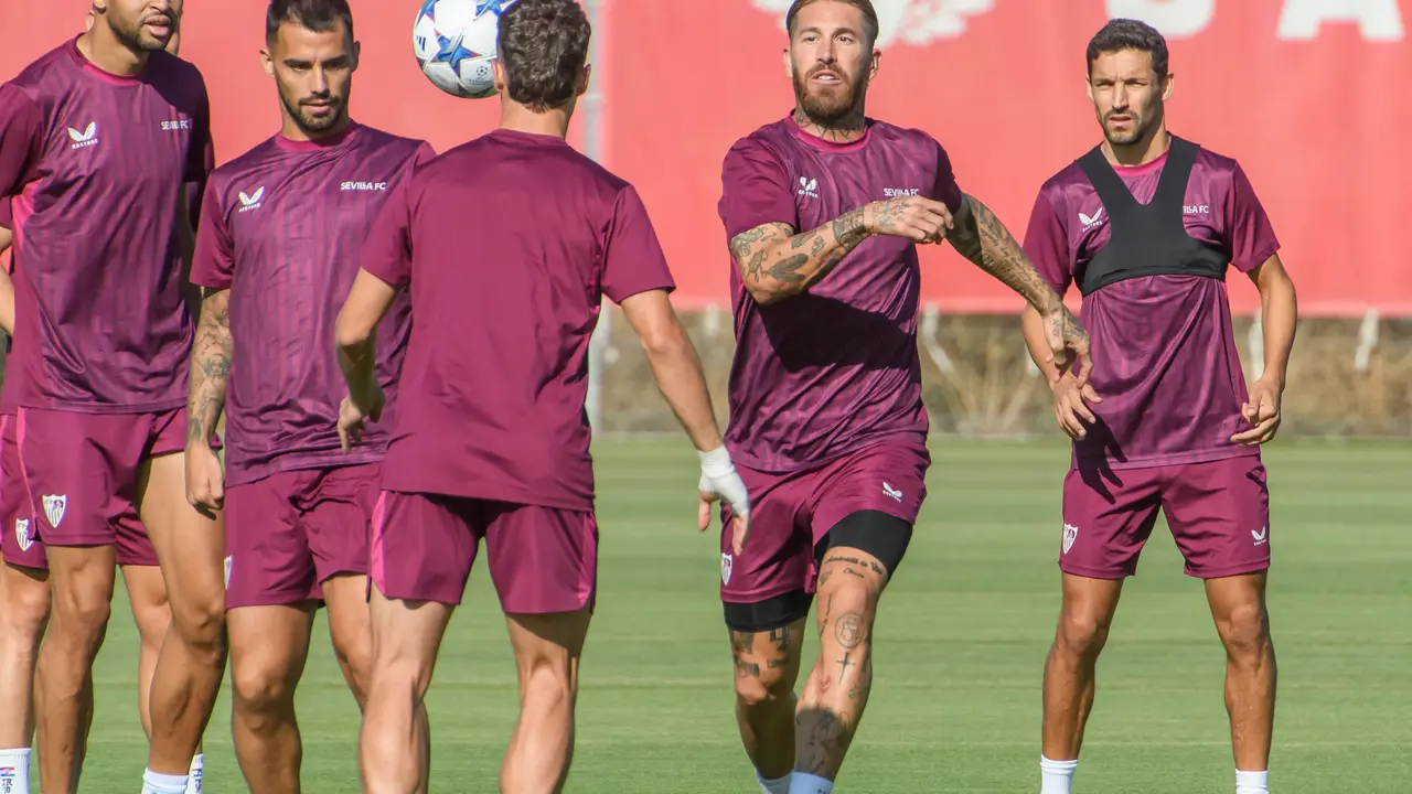 Los jugadores del Sevilla FC En-Nesyri, Suso, Pedrosa, Sergio Ramos y Jes&uacute;s Navas (de izq a dcha). / EFE
