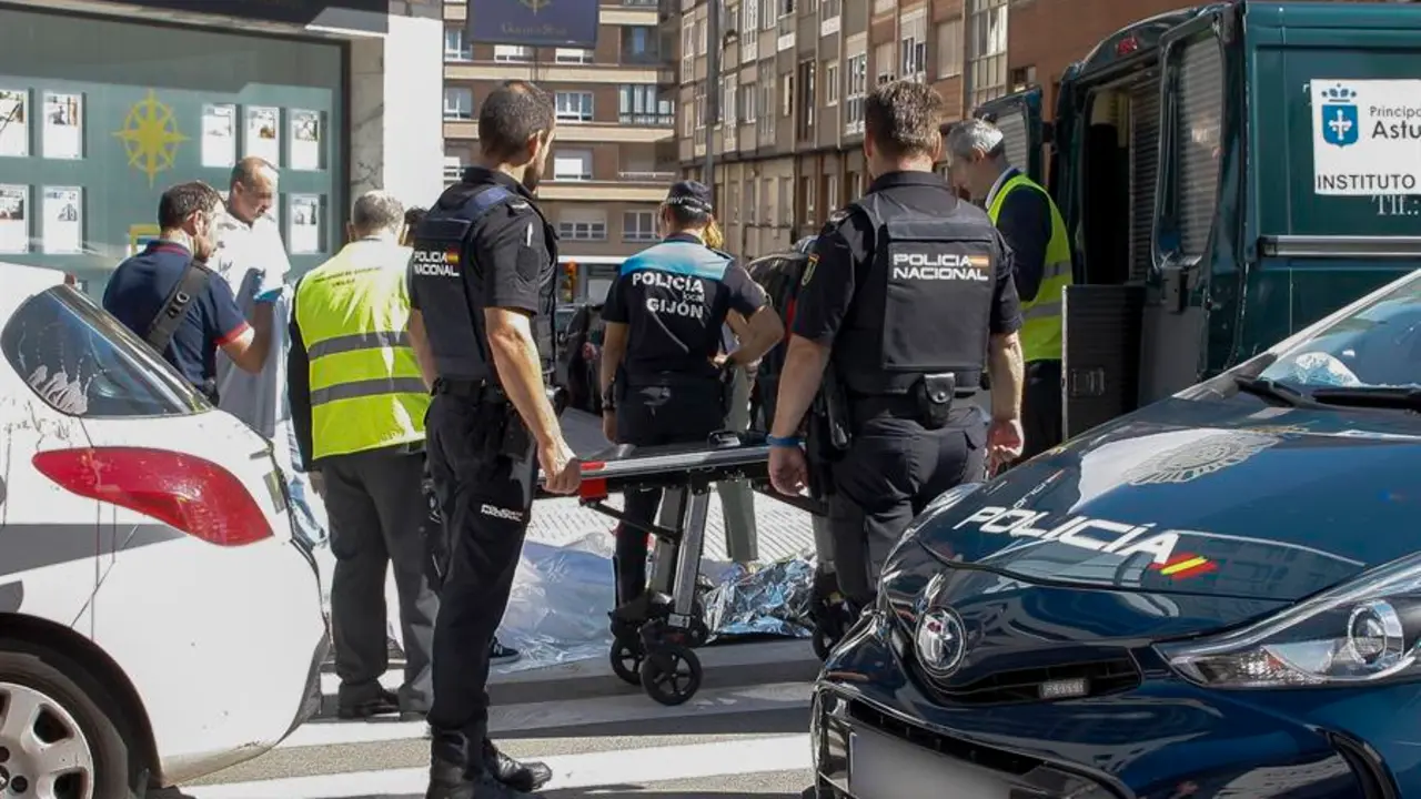La Polic&iacute;a Local de Gij&oacute;n ha detenido este mi&eacute;rcoles a un hombre que minutos antes hab&iacute;a apu&ntilde;alado mortalmente con un cuchillo a otra persona en el cuello a la puerta del negocio inmobiliario del fallecido, en la calle Campo Sagrado, en Gij&oacute;n. EFE/ Juan Gonz&aacute;lez