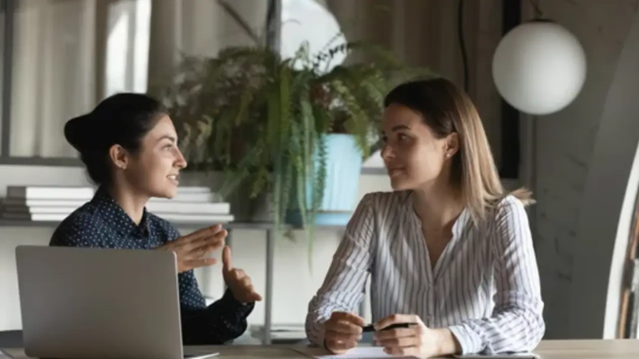 Dos personas conversan.