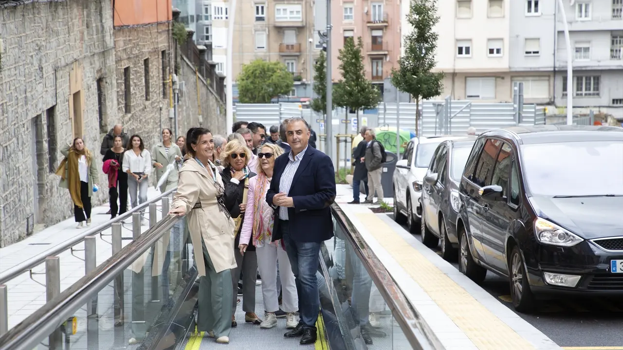 El consejero de Fomento, Ordenaci&oacute;n del Territorio y Medio Ambiente, Roberto Media, y la alcaldesa de Santander, Gema Igual, inauguran las rampas mec&aacute;nicas de la calle Canalejas. / Alerta