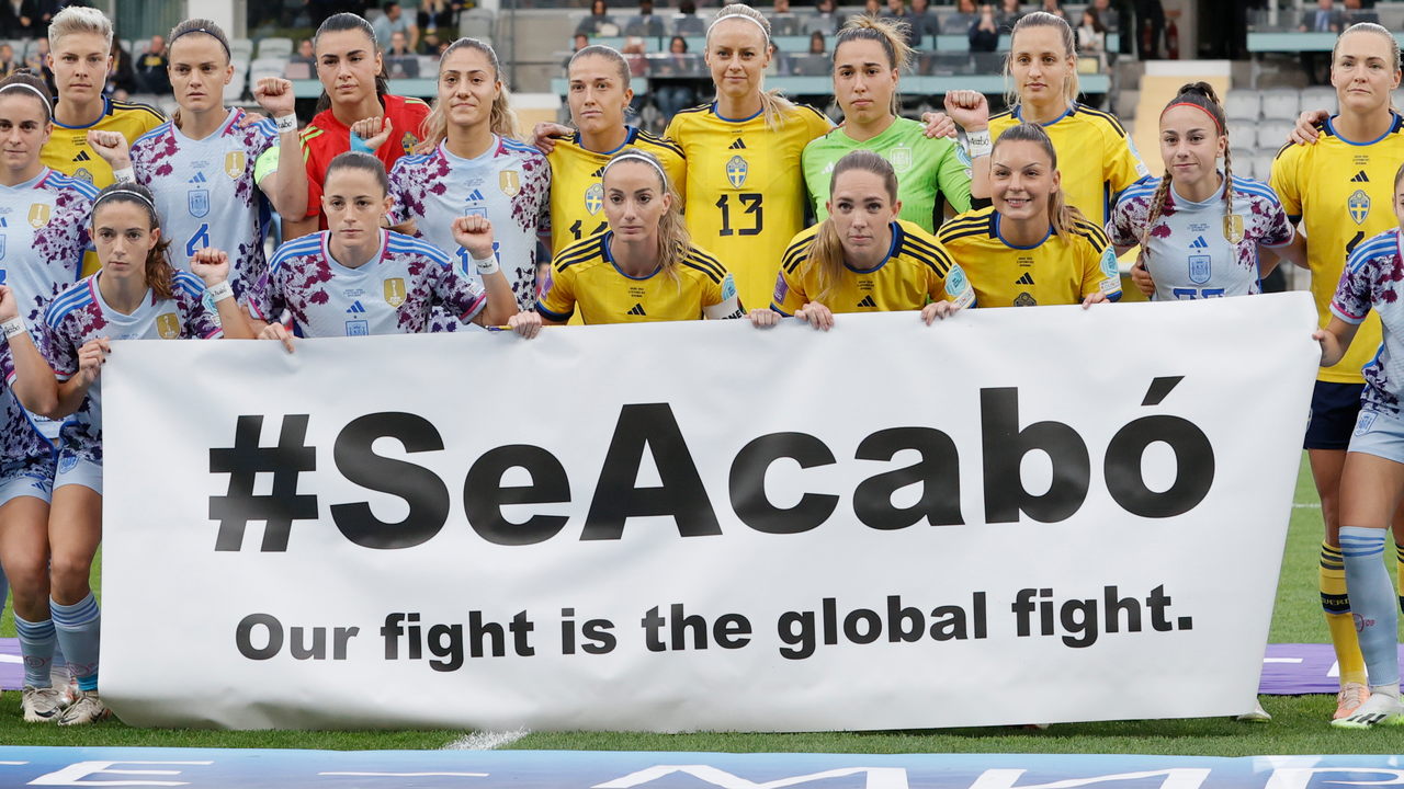 Las jugadoras de ambos equipos posan con una pancarta en la que se lee "Se Acabo, nuestra lucha es global" este viernes, en el partido de la Liga de las Naciones, entre Suecia y Espa&ntilde;a, en Gotemburgo. EFE/ Juan Carlos C&aacute;rdenas
