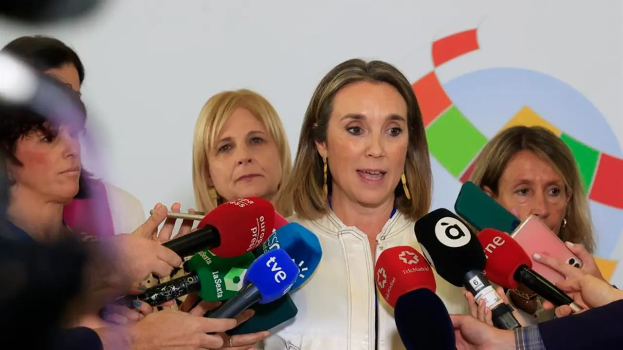La exalcaldesa de Logro&ntilde;o Cuca Gamarra realiza declaraciones a los medios este s&aacute;bado en el marco de la celebraci&oacute;n del Pleno de la Federaci&oacute;n Espa&ntilde;ola de Municipios y Provincias. EFE / Zipi Arag&oacute;n
