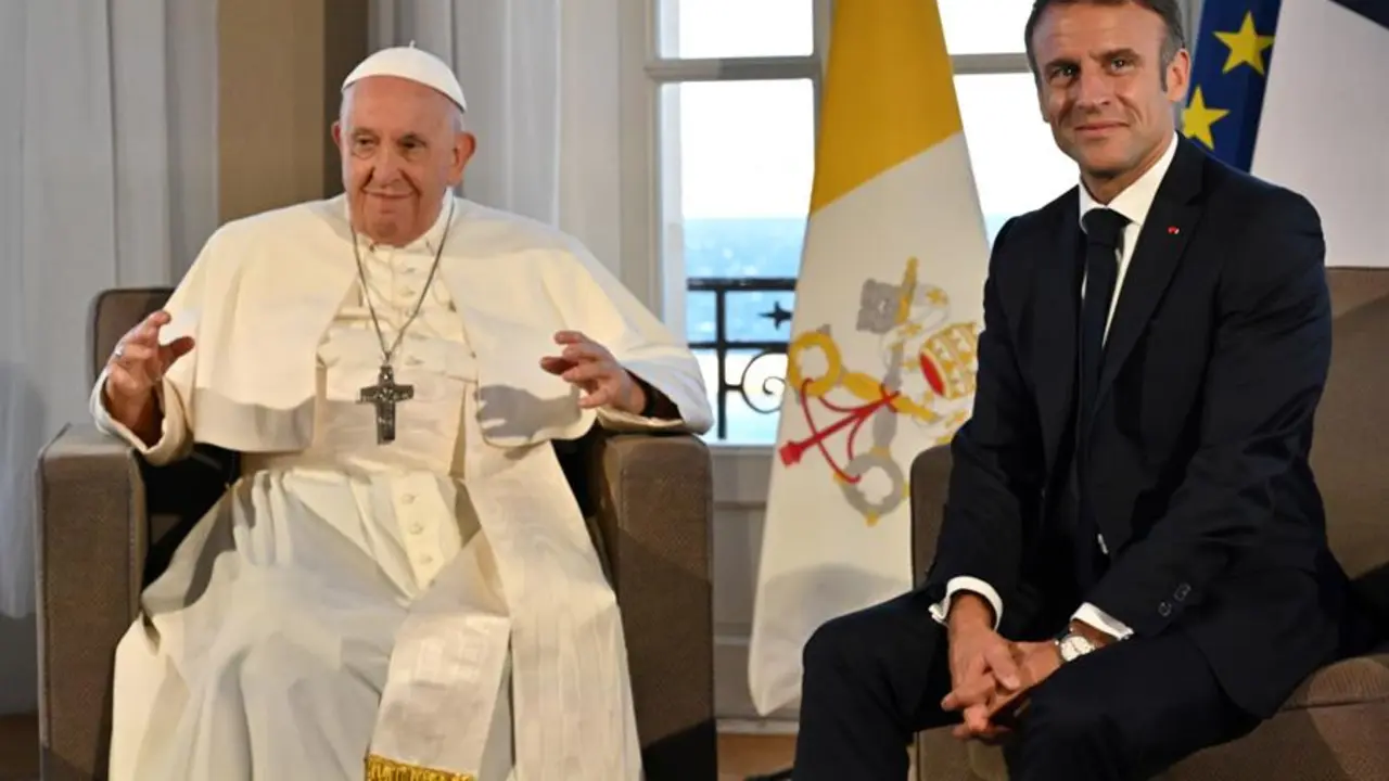 El papa Francisco da la bienvenida al presidente franc&eacute;s, Emmanuel Macron, en el Palais du Pharo de Marsella, Francia. EFE / ANDREAS SOLARO