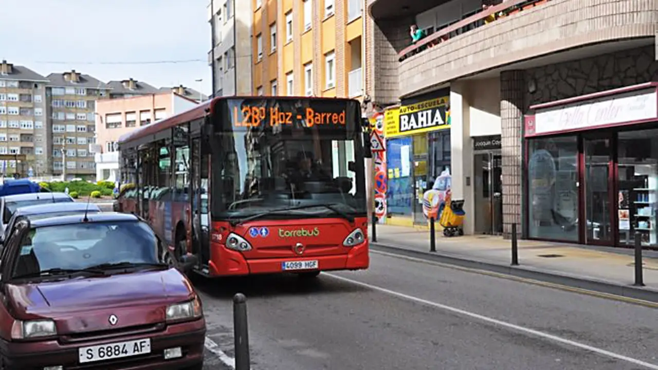 El Torrebus circulando por la calle Joaqu&iacute;n Cay&oacute;n de Torrelavega. / Alerta
