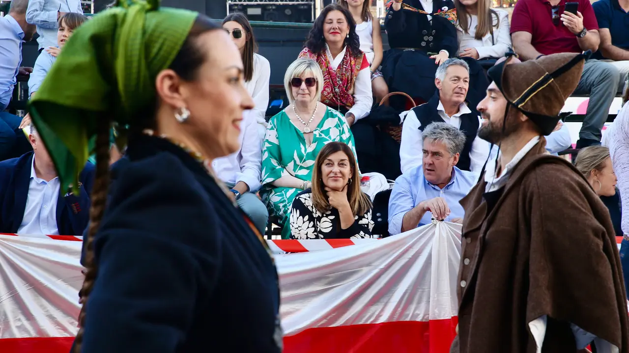 Mar&iacute;a Jos&eacute; S&aacute;enz de Buruaga presenci&oacute; el desfile t&iacute;pico de carretas en el D&iacute;a de Campoo. / LARA REVILLA