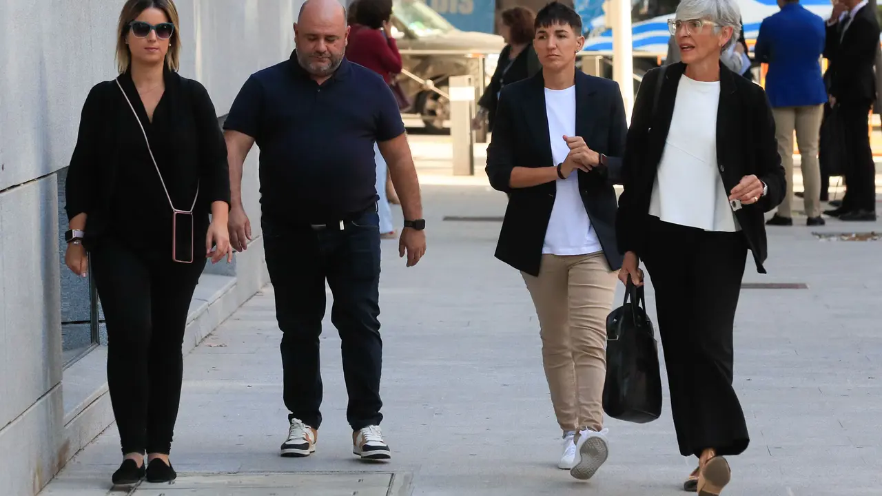 Olga Tubau (d), la abogada del el expresidente de la Real Federaci&oacute;n Espa&ntilde;ola de F&uacute;tbol Luis Rubiales, a su llegada a la Audiencia Nacional en Madrid este lunes donde se que investiga a Rubiales por presunta agresi&oacute;n sexual y coacciones a Jenni Hermoso. EFE/ Fernando Alvarado