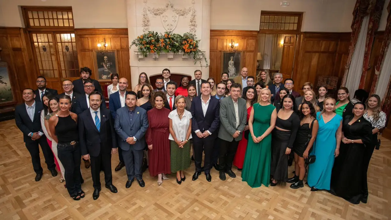El foro comenz&oacute; el domingo con un cocktail en el Palacio de La Magdalena. / Alerta