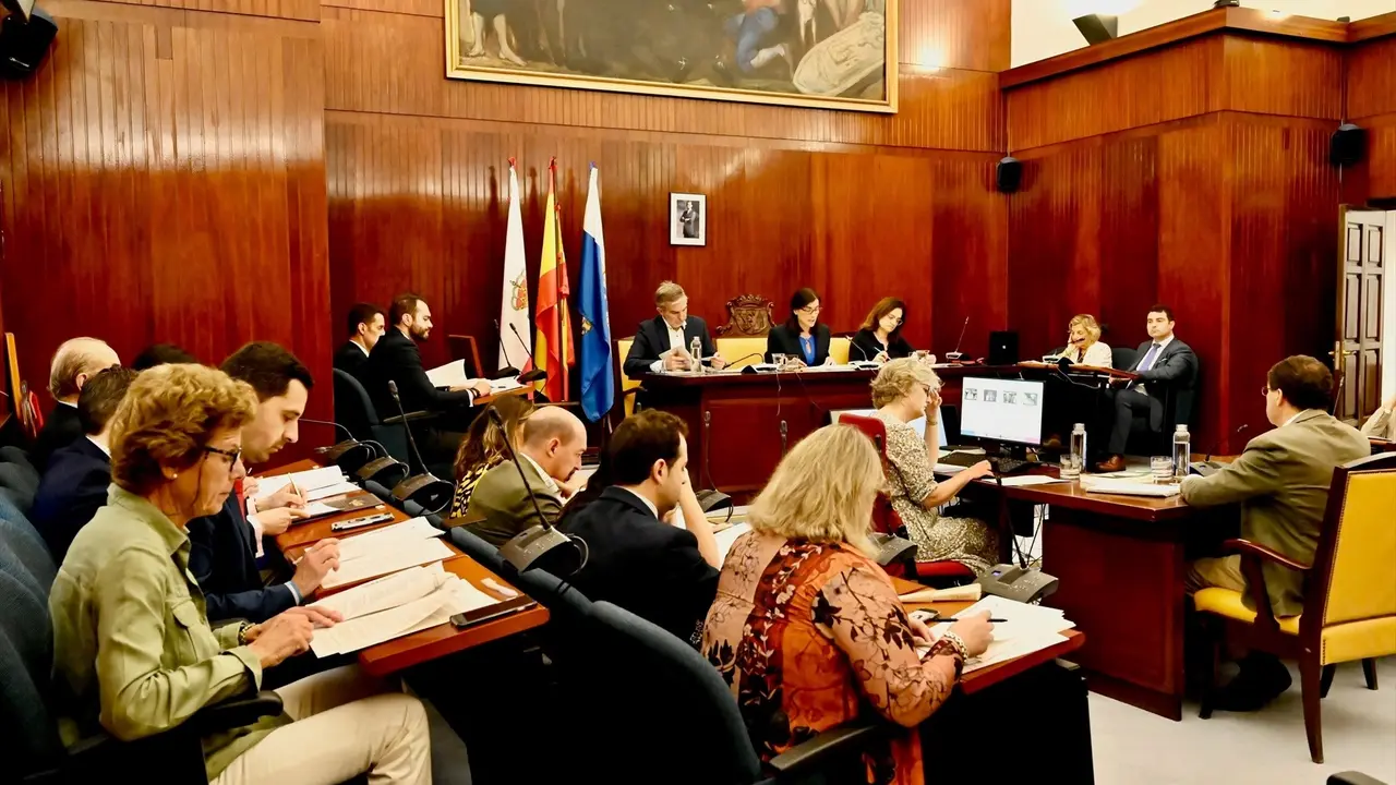 Imagen de archivo de un pleno del Ayuntamiento de Santander. / Alerta