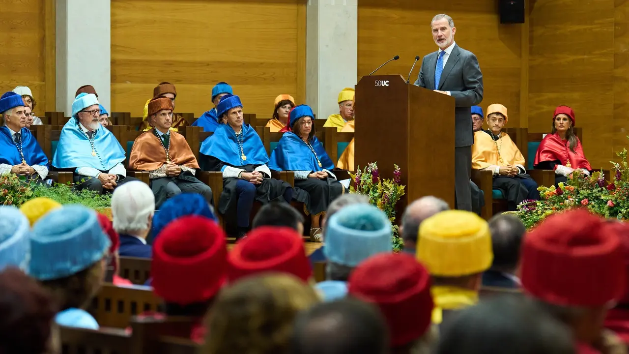 El Rey Felipe VI interviene durante la inauguraci&oacute;n del curso acad&eacute;mico de las universidades espa&ntilde;olas, en el Paraninfo de la Universidad de Cantabria. / Juanma Serrano