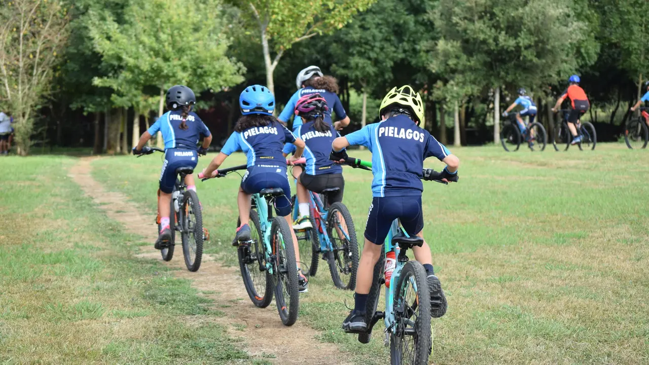 J&oacute;venes participantes en las actividades practican mountain bike. / Alerta