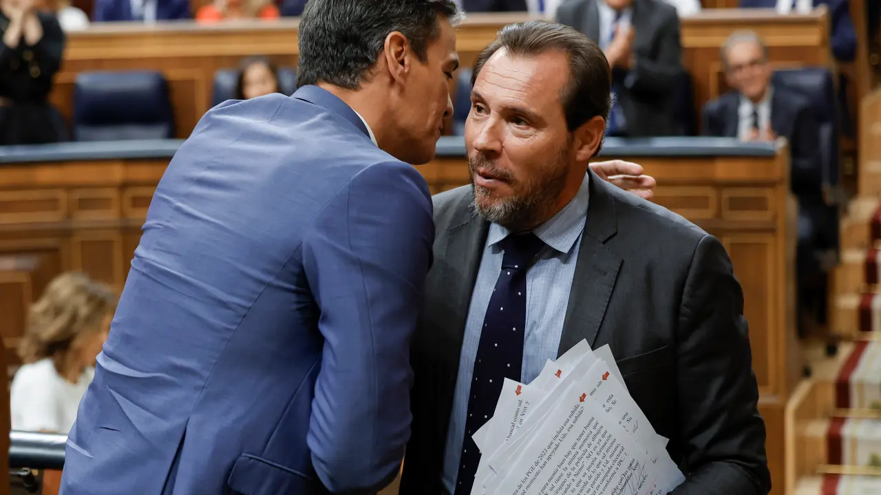 MADRID, 26/09/2023.- El presidente del Gobierno en funciones, Pedro S&aacute;nchez, saluda al diputado del PSOE &Oacute;scar Puente (d), en la primera sesi&oacute;n del debate de investidura del candidato popular Alberto N&uacute;&ntilde;ez Feij&oacute;o a la Presidencia del Gobierno, este martes en el Congreso. EFE/Daniel Gonzalez